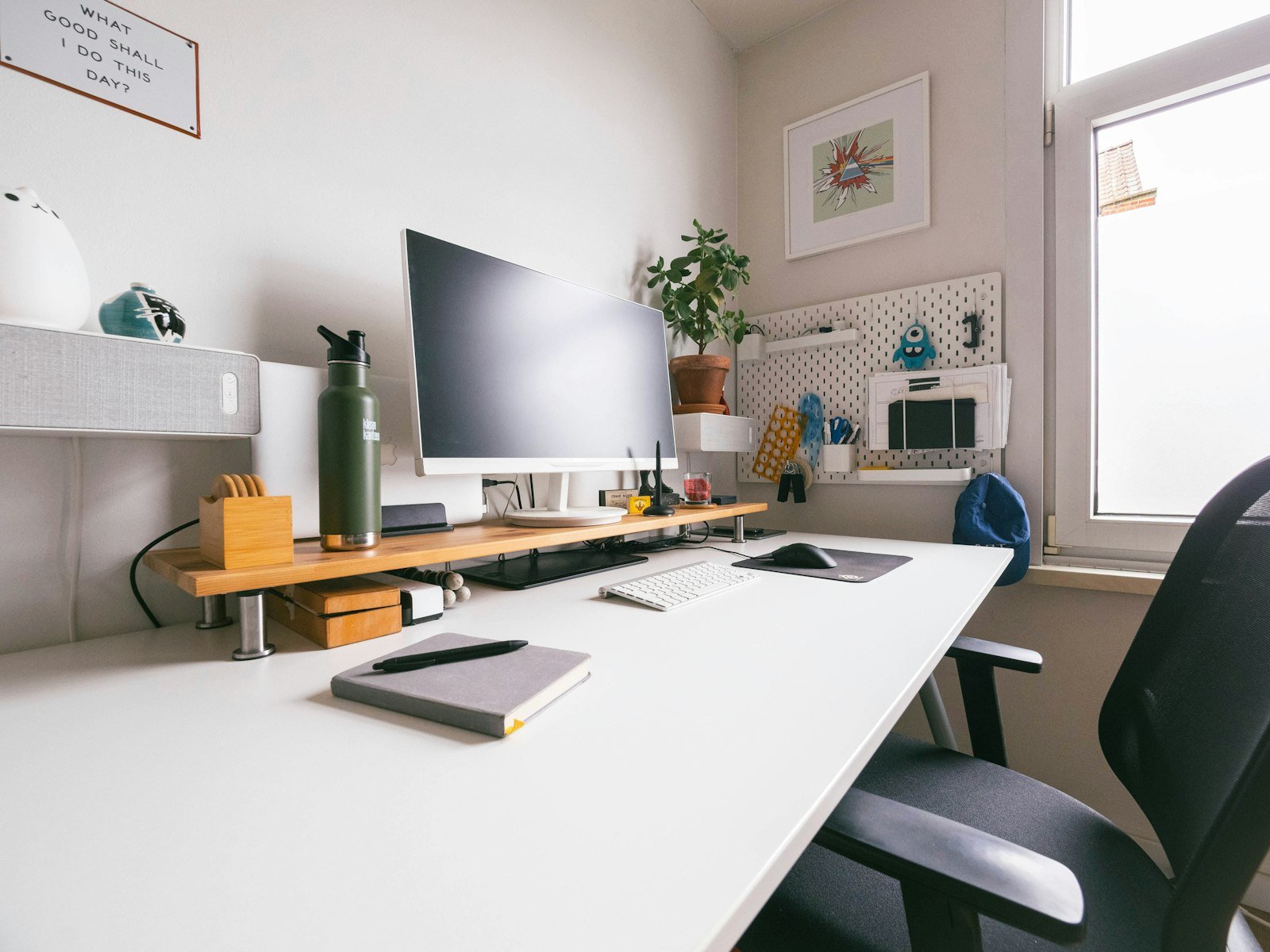 Home office desk with monitor, an example of well-chosen home office furniture